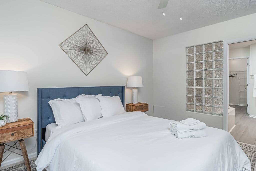 Queen bedroom Queen bedroom