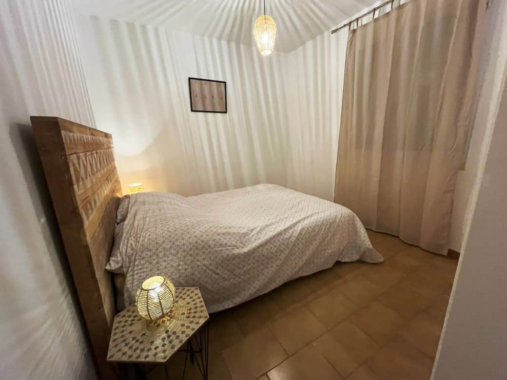 Une chambre au rez de chaussée avec un lit 140 et un grand placard