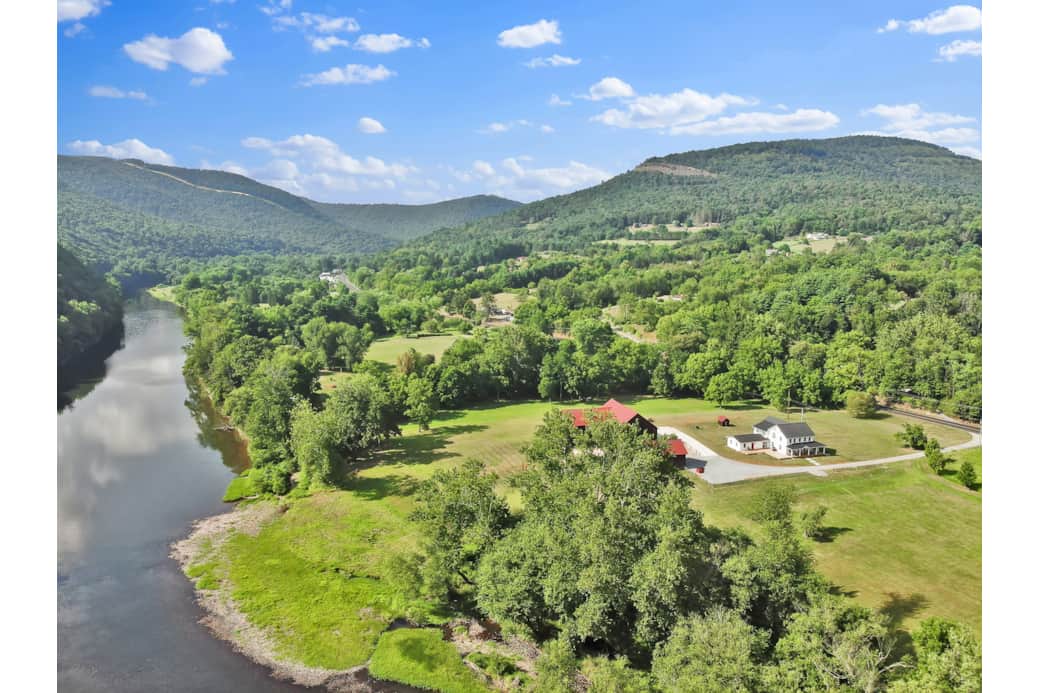 Direct access to Pine Creek! 