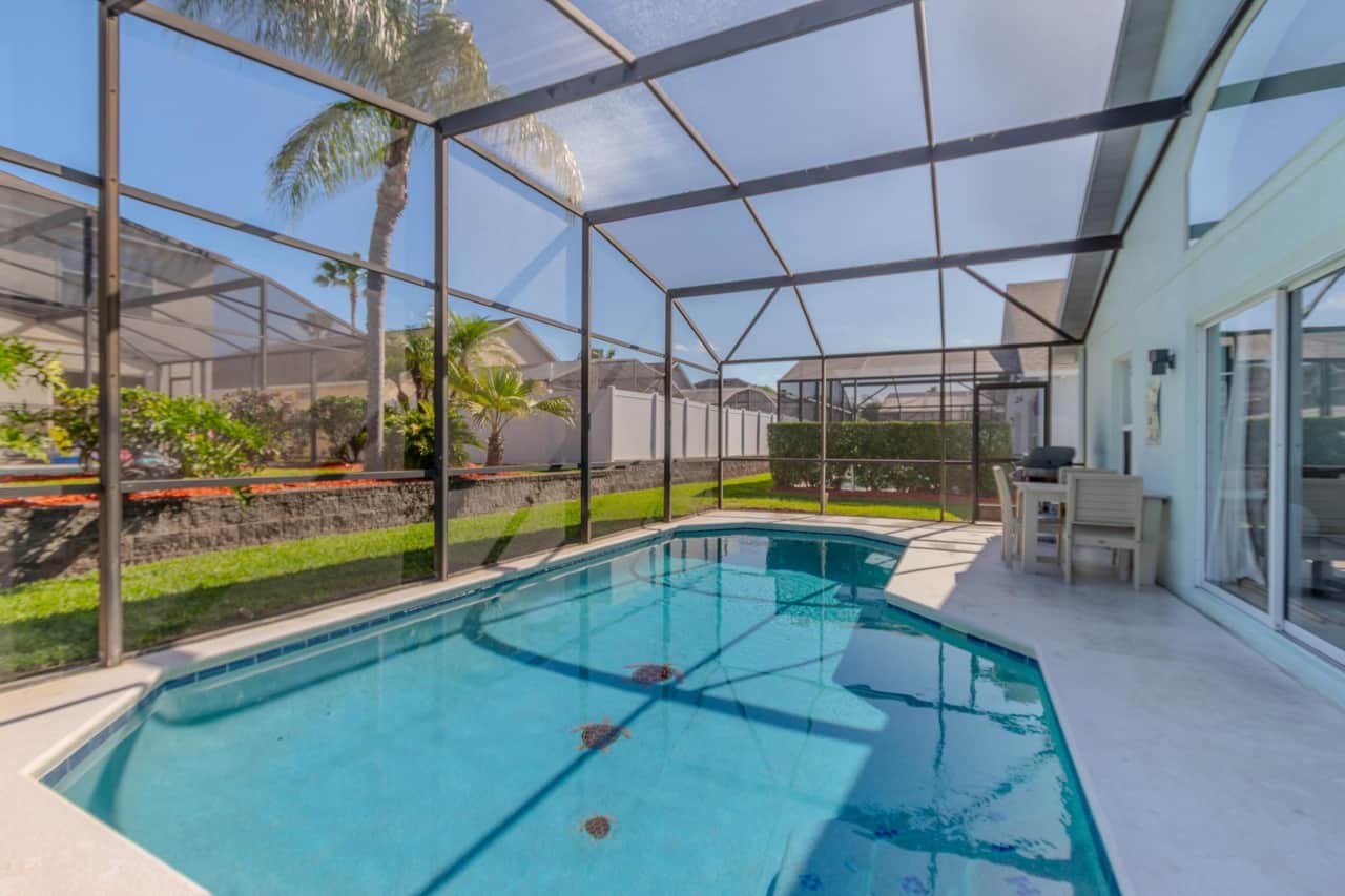 Al fresco dining by the pool