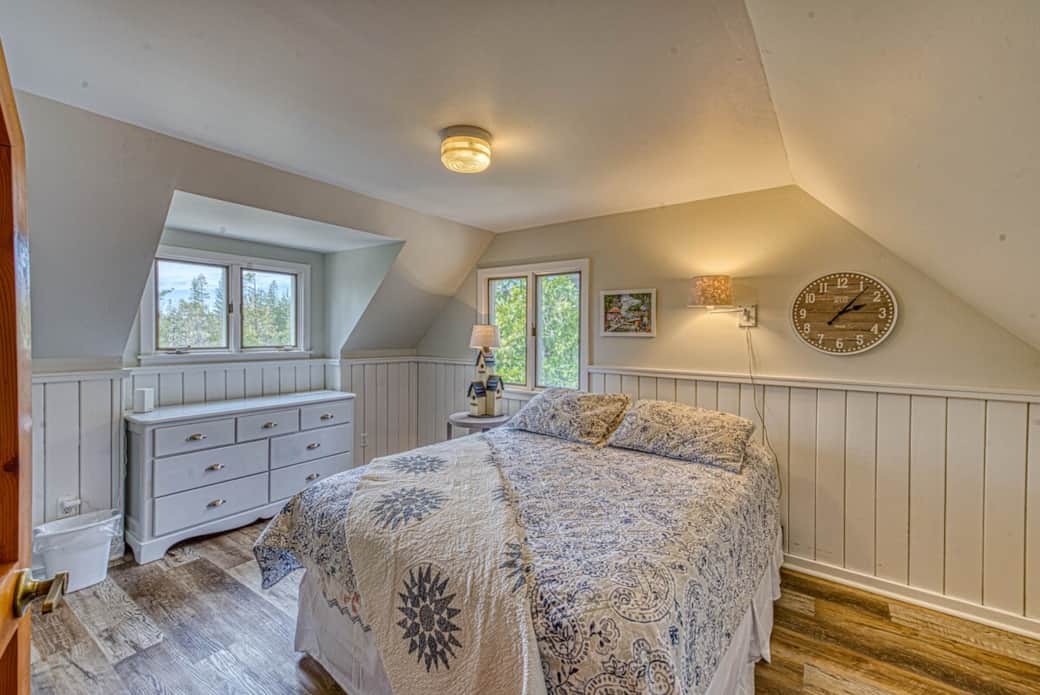 Bedroom 3, Queen Bed, Dresser, Closet, View