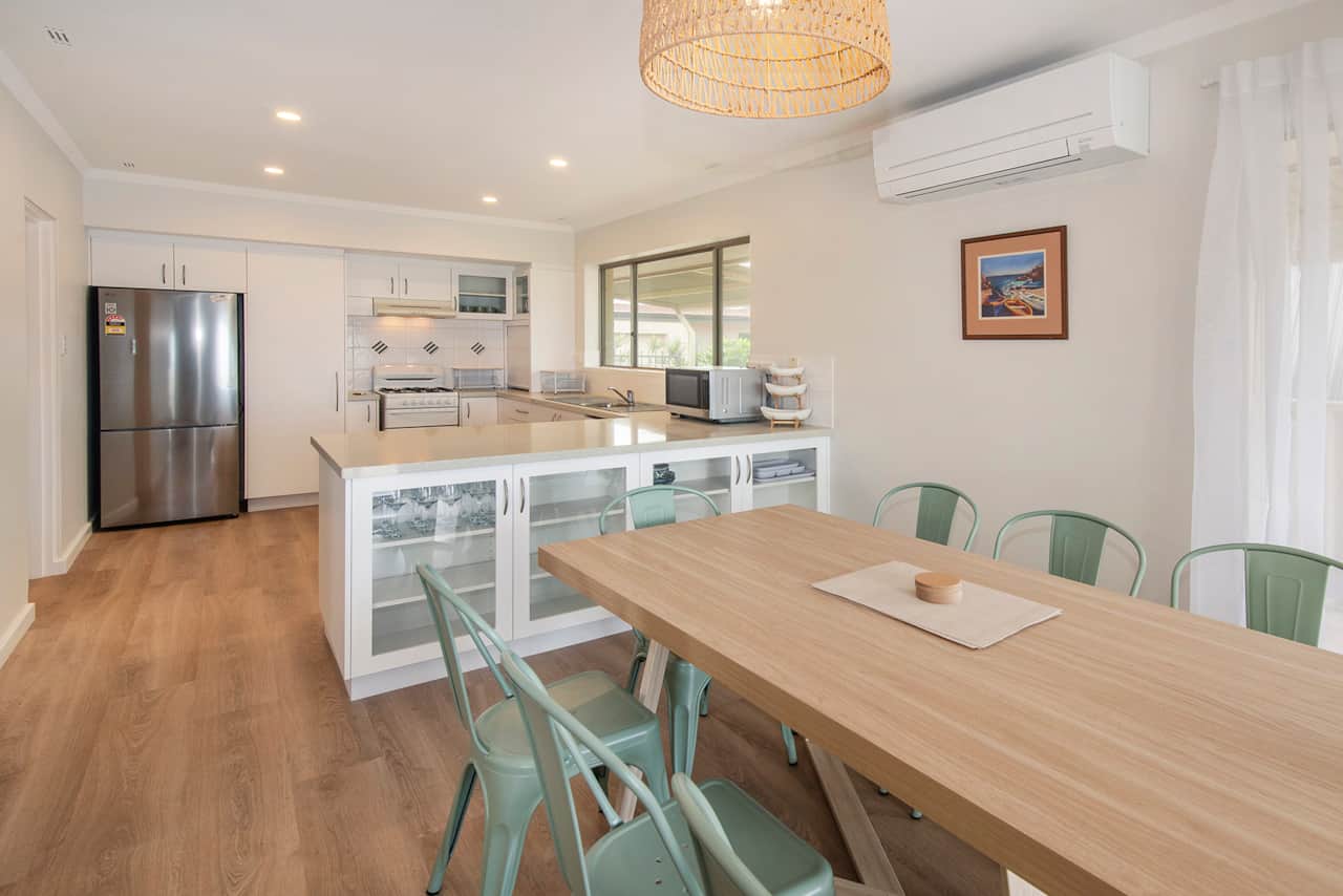 Beach House on the Bay - Dining & Kitchen Area