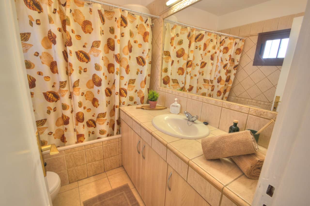 Bagno con vasca da bagno