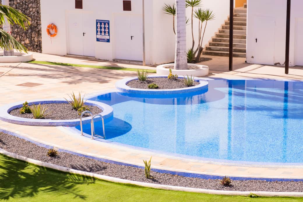 Varias piscinas, con poca profundidad para niños también.
