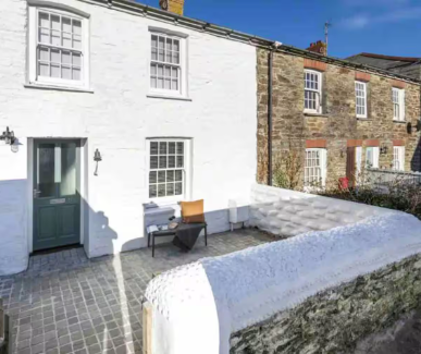 Ocean’s Froth Surf Cottage in Newquay