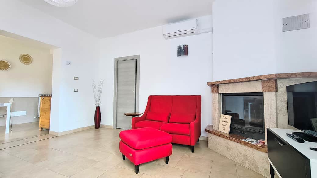 Piccolo angolo salottino con tv a disposizione per l'intrattenimento.