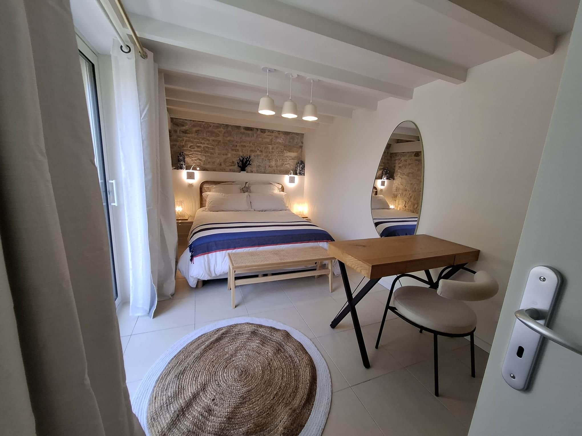 Chambre 1 de plein pied vue jardin avec bureau.jpeg