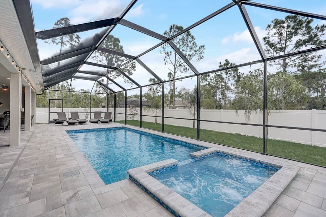 Dream Vacation Amenities: Pool, Spa, Privacy Fence!