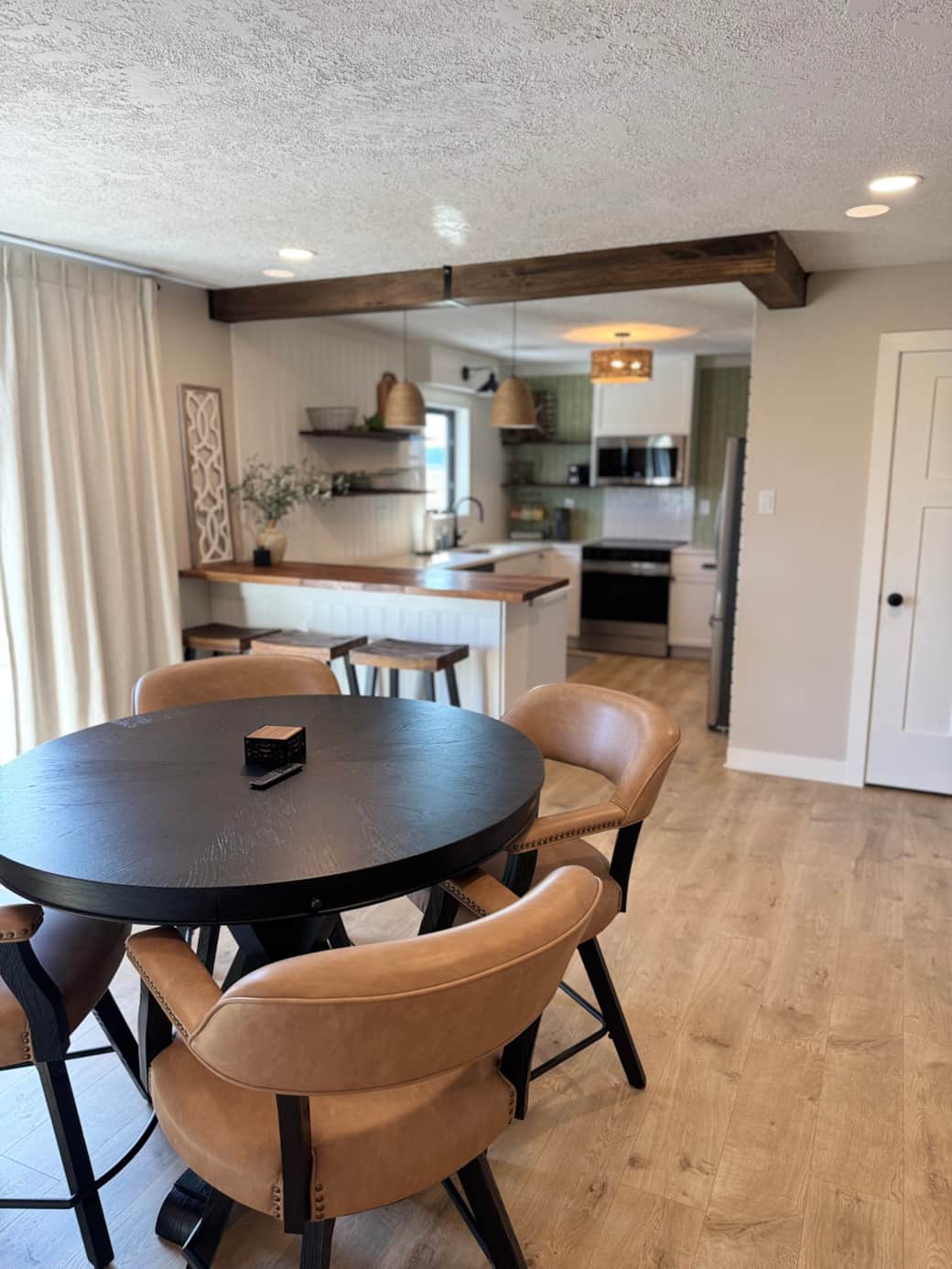 Seats 7 for meals and entertaining Seats 7 for meals and entertaining