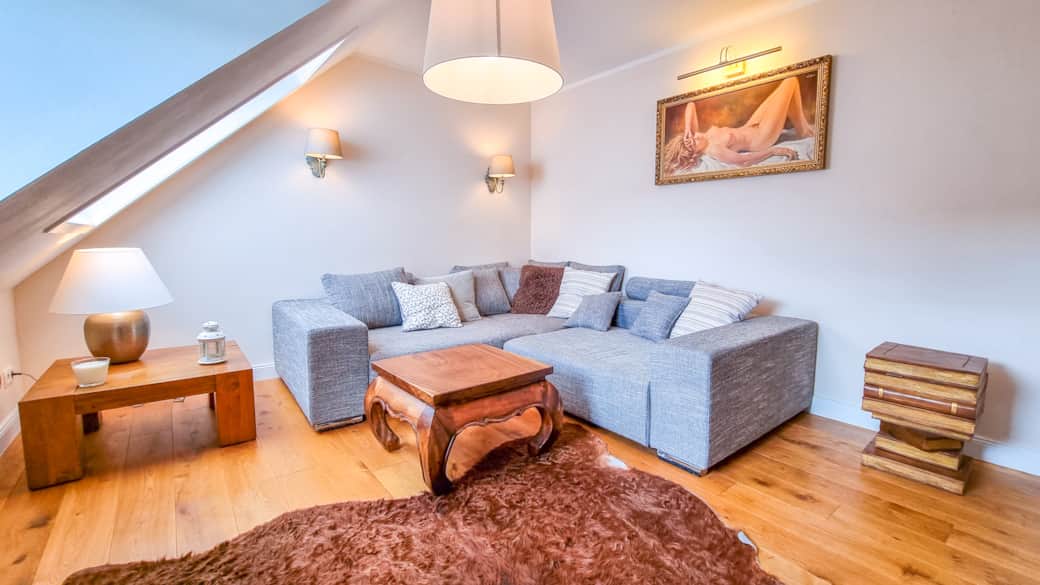 Tolle DG-Wohnung mit klimatisiertem Schlafzimmer Tolle DG-Wohnung mit klimatisiertem Schlafzimmer