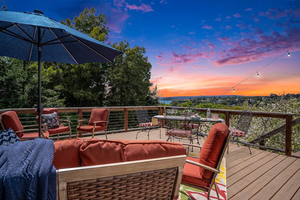 Stunning views of the Monterey Bay and Rio Del Mar hills and just a few minutes want to the beach!