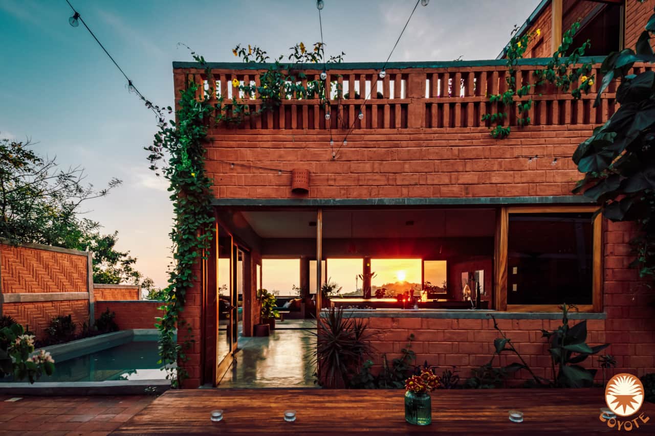 Espacio abierto para convivir con jardín tropical y vista al mar