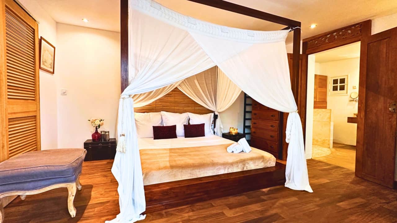 Lit à baldaquin king-size pour un séjour cosy en amoureux