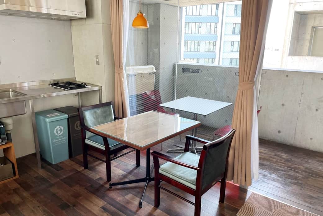 Fully equipped kitchen with dining area