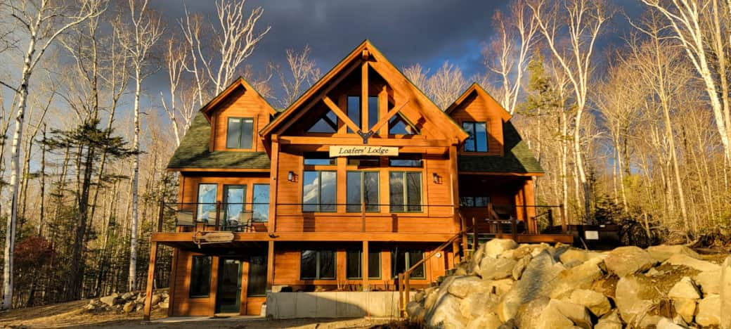 Beautiful ski lodge - private wooded lot