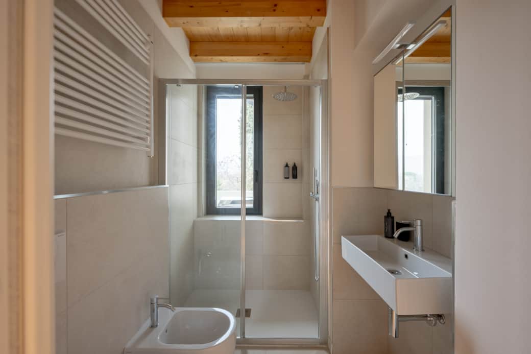 Badezimmer mit Dusche