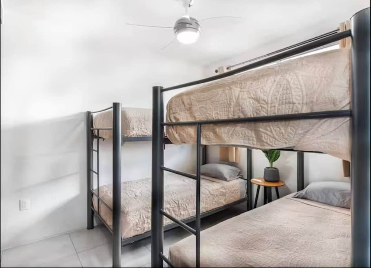 2 Cómodas literas. Para alojar a 4 peronas, ropa de cama premium tipo hotelera neuva. Ventilador de techo. Cortinas, mosquiteros. 