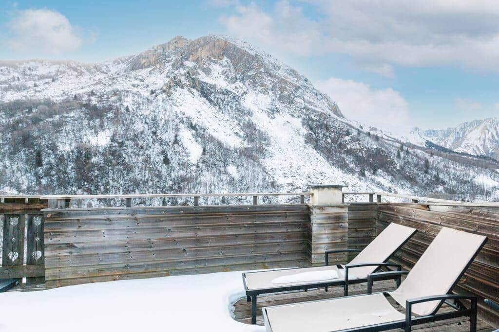 Terrasse de 30m² offrant une vue panoramique à 180° sur les montagnes, sans vis-à-vis.