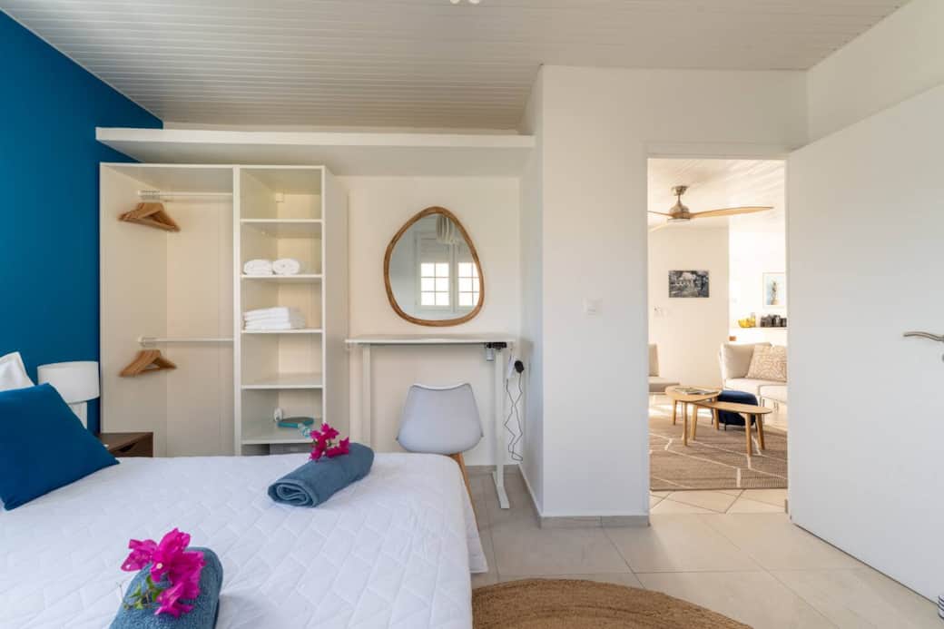 Suite confortable avec espace bureau et rangements