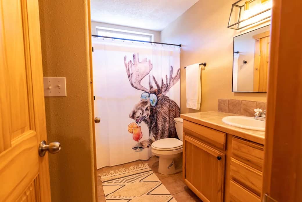 Upstairs Full Bathroom