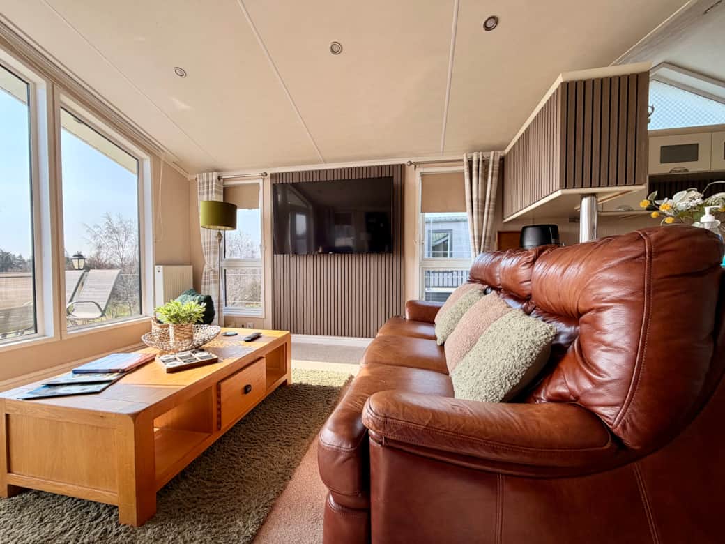 Kitchen and Livingroom with TV including Netflix, Amazon Prime, Disney +