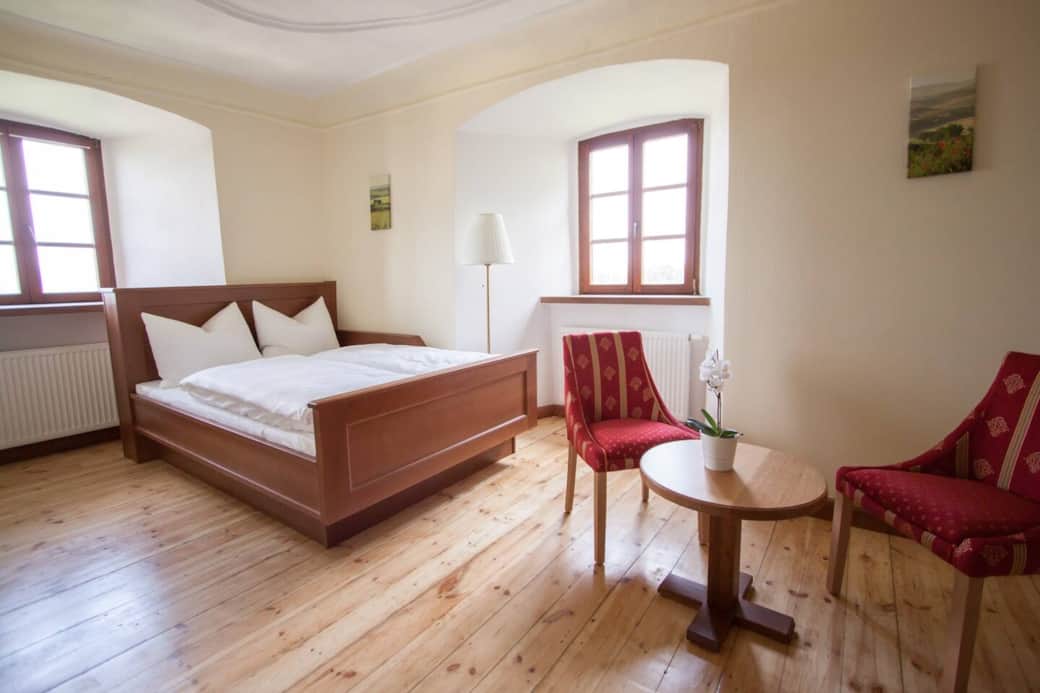 Zimmer 6 - Bett und Sitzgelegenheit