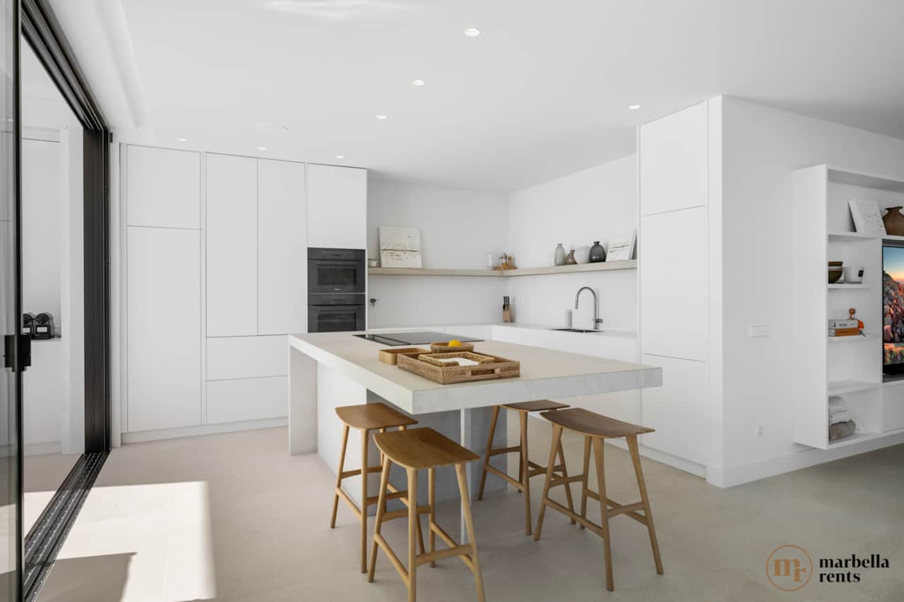 Fully equipped kitchen with breakfast bar.