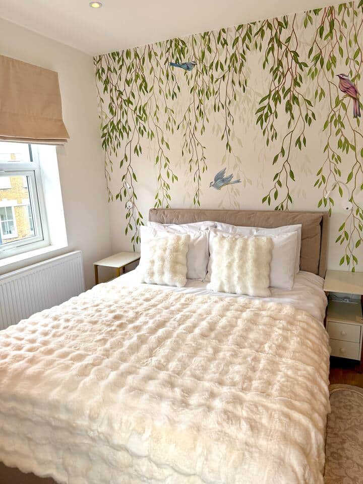 Kings size bed, comfortable mattress, side tables with build in chargers, soft blanket and cushions. Blackout blinds