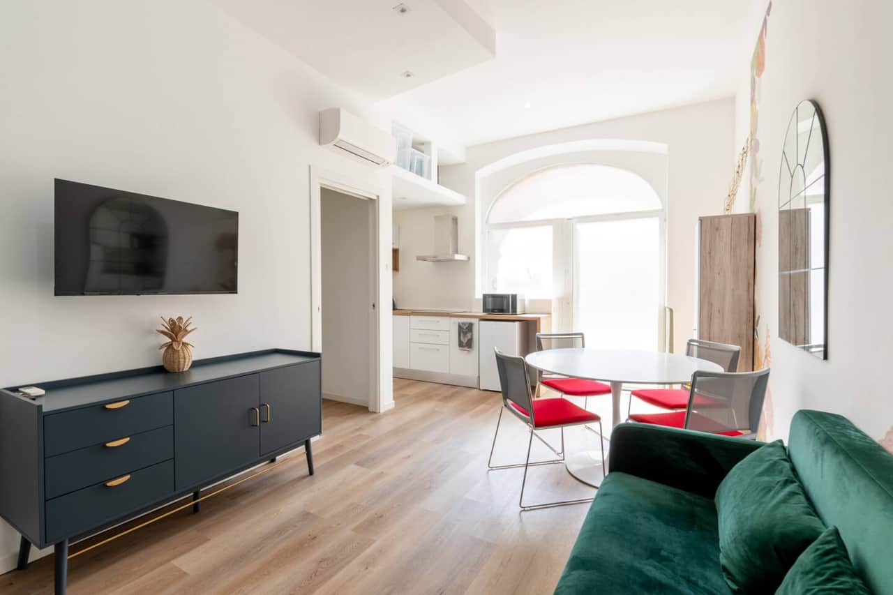 Vista completa del soggiorno con cucina sullo sfondo
