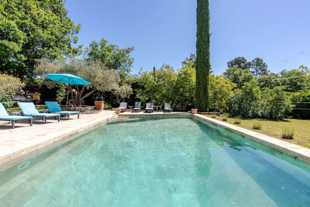 Piscine privée de 10 × 5 m et jardin paysager de 4 000 m². La piscine est sécurisée par un tapis de protection, garantissant la tranquillité des plus petits. Des chaises longues sont là pour profiter du soleil ou de l’ombre apaisante des oliviers. Piscine privée de 10 × 5 m et jardin paysager de 4 000 m². La piscine est sécurisée par un tapis de protection, garantissant la tranquillité des plus petits. Des chaises longues sont là pour profiter du soleil ou de l’ombre apaisante des oliviers.