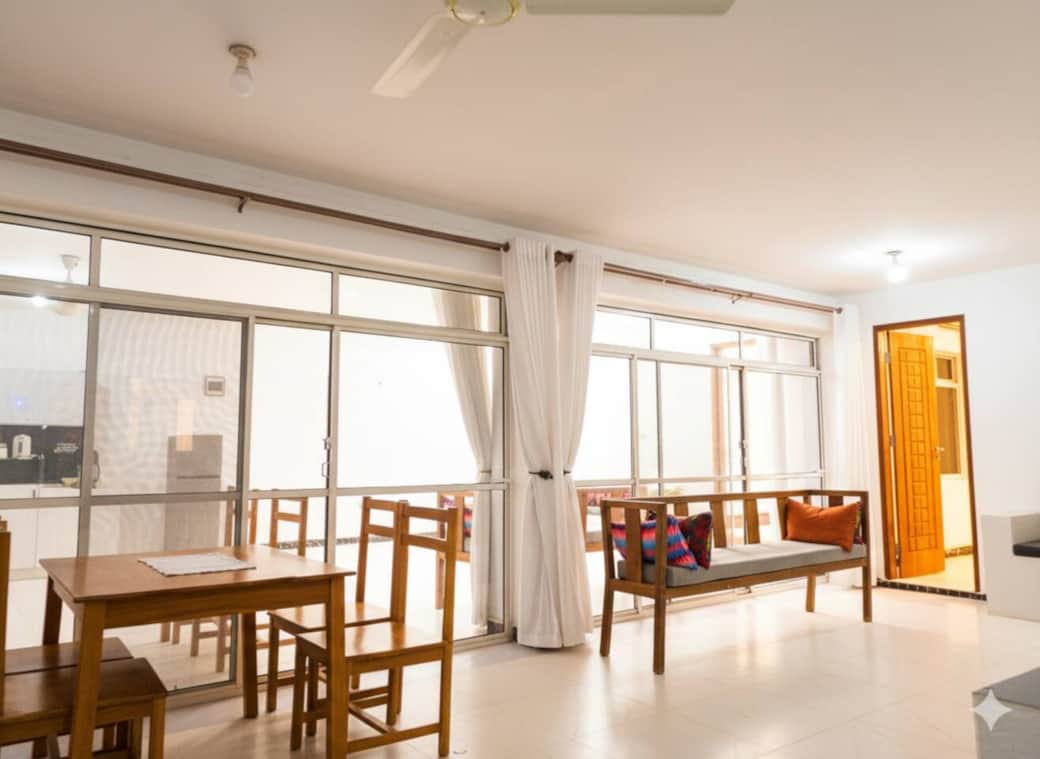 Relax indoors with natural airflow and unobstructed ocean views.
Relax indoors with natural airflow and unobstructed ocean views.