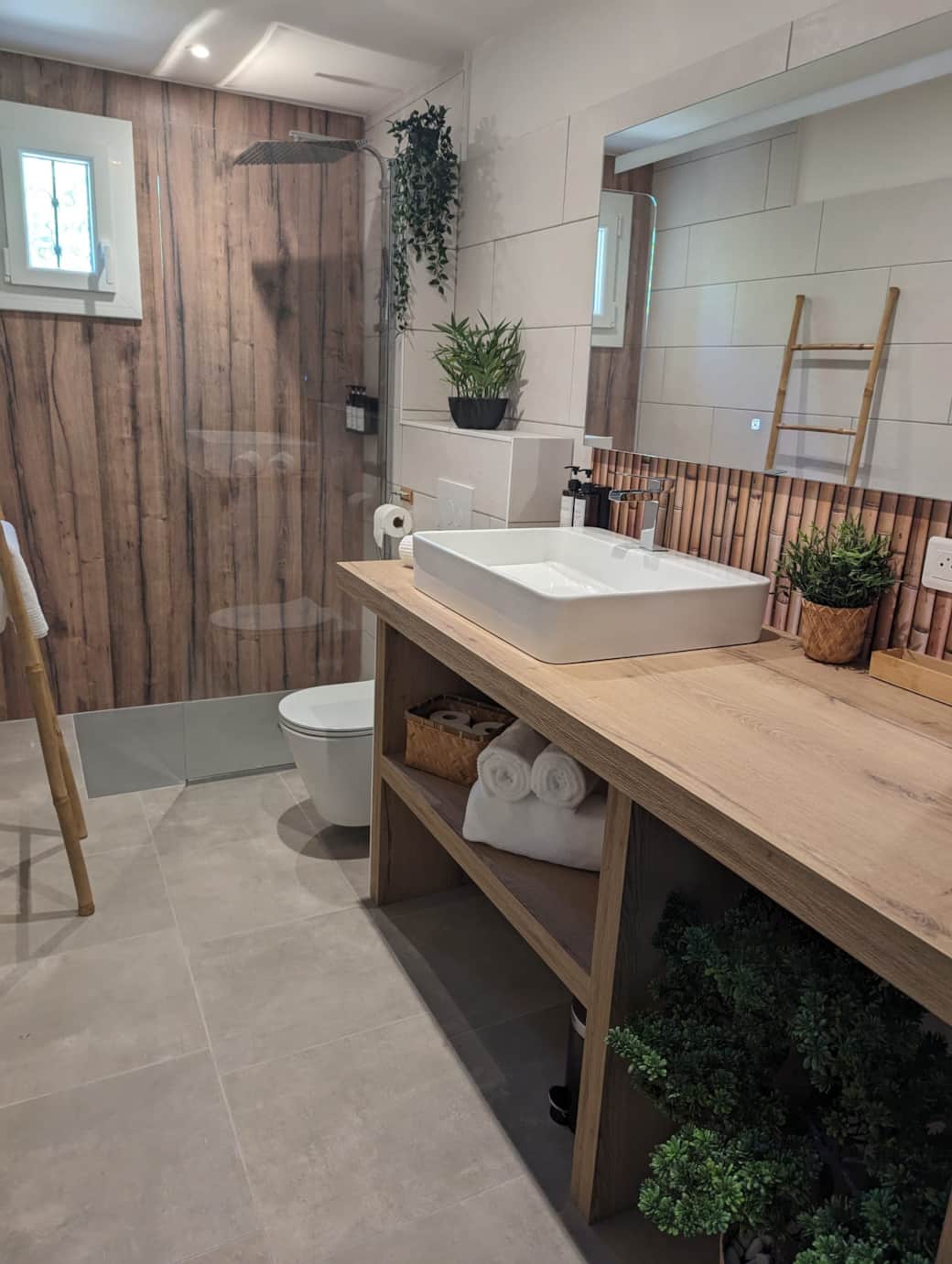 Salle de bain avec douche à l'italienne
