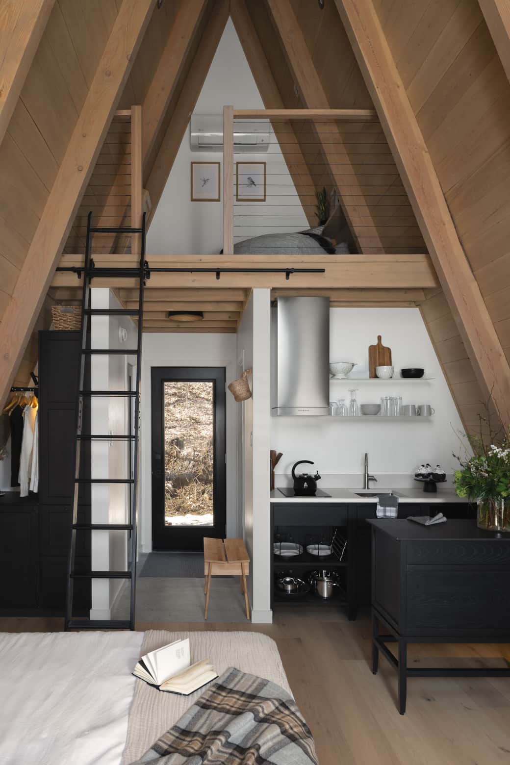 Cuisine complète, épurée — tout ce qu’il faut pour cuisiner simplement. Photo: @jordannbrown_imaging