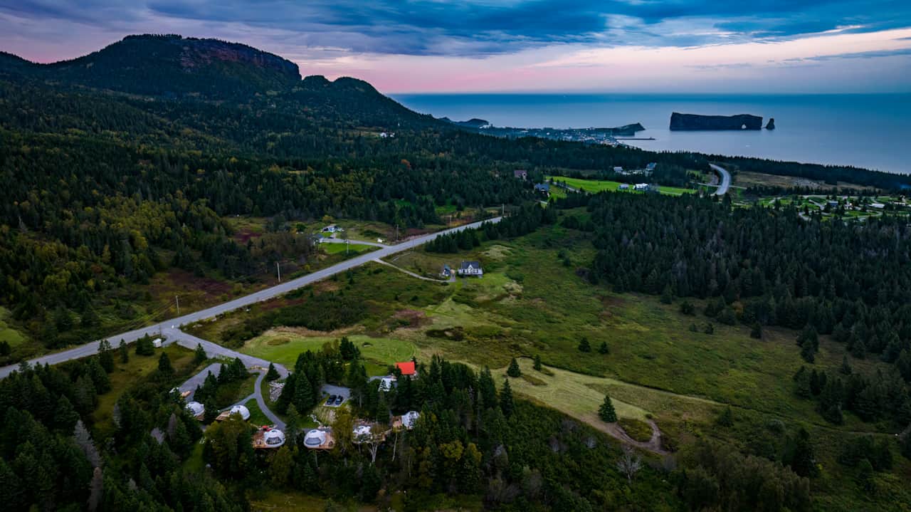 Situé à un jet de pierre du Rocher Percé
