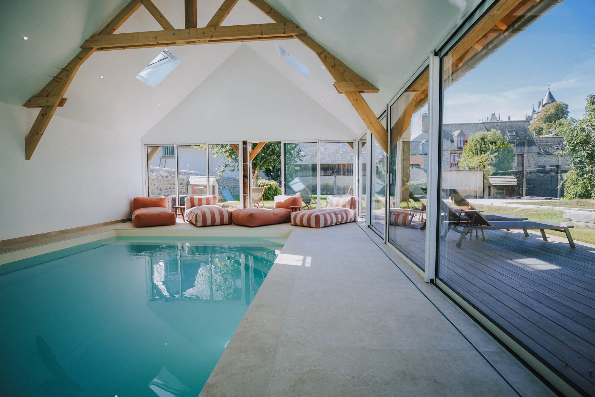 Piscine avec vue sur le château