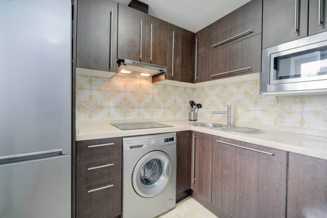 Cocina completamente equipada, dispones de todos los electrodomésticos nuevos, pequeña pero suficiente para cocinar si lo deseas. 