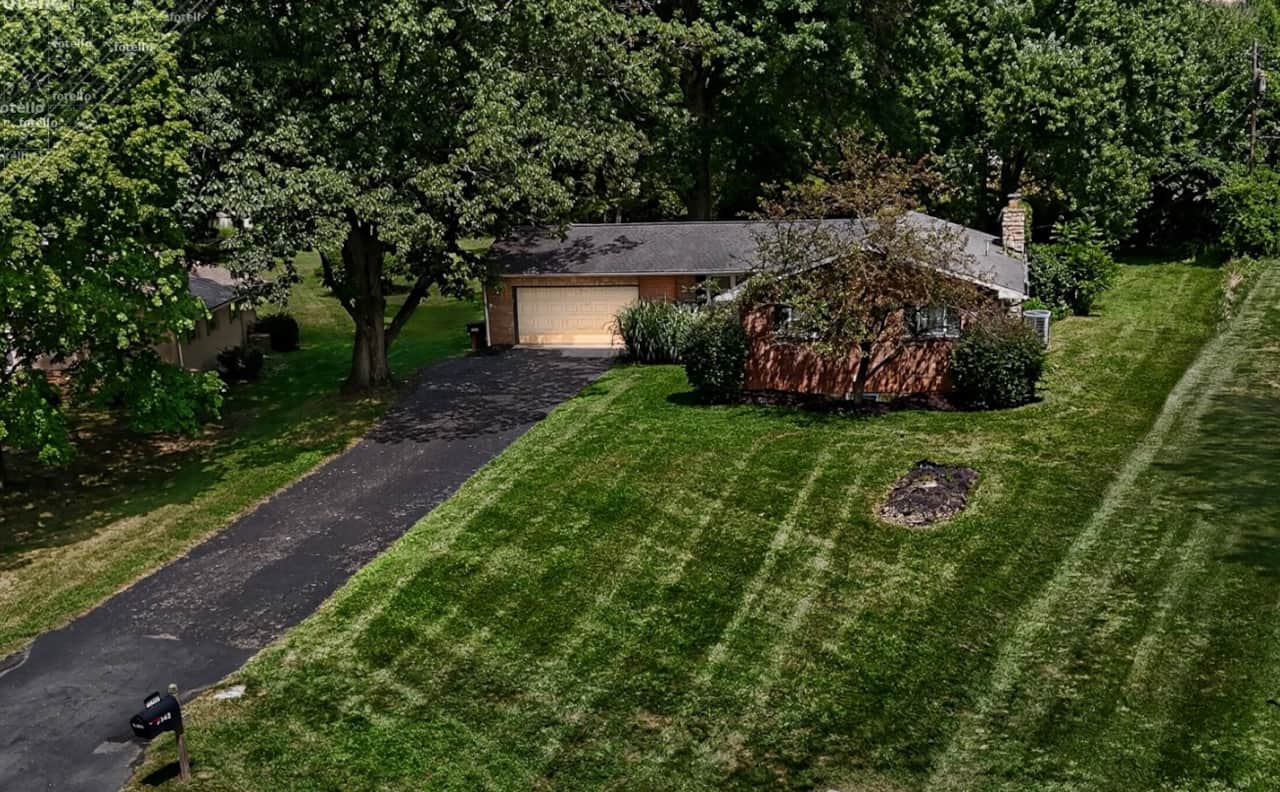 Large 3 Bedroom House - 2 bathrooms - Huge Yard