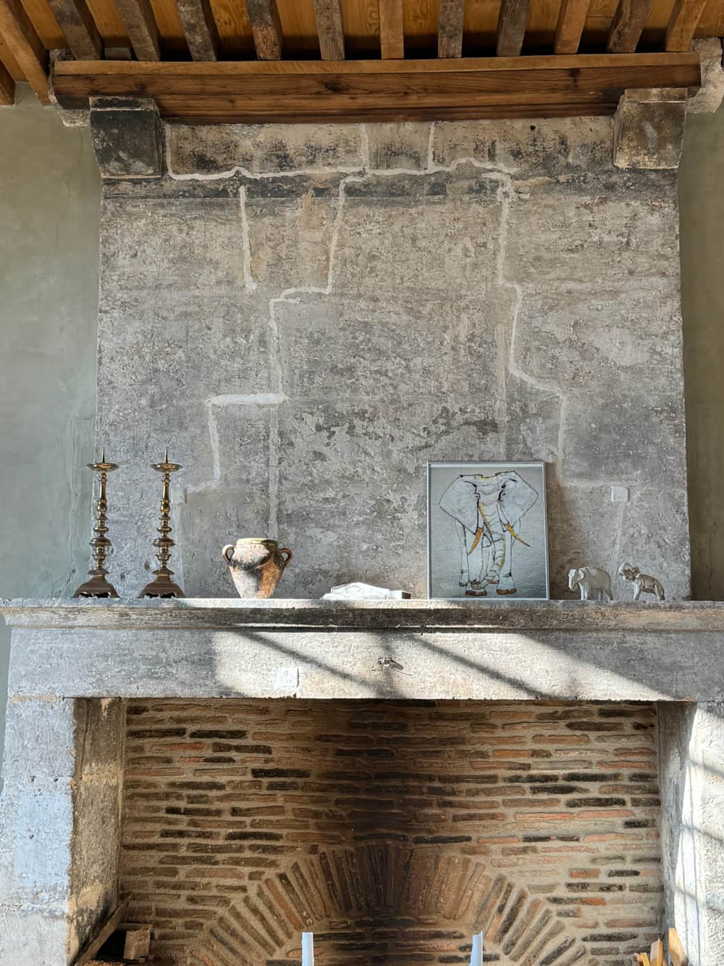 Salle centrale with kitchen