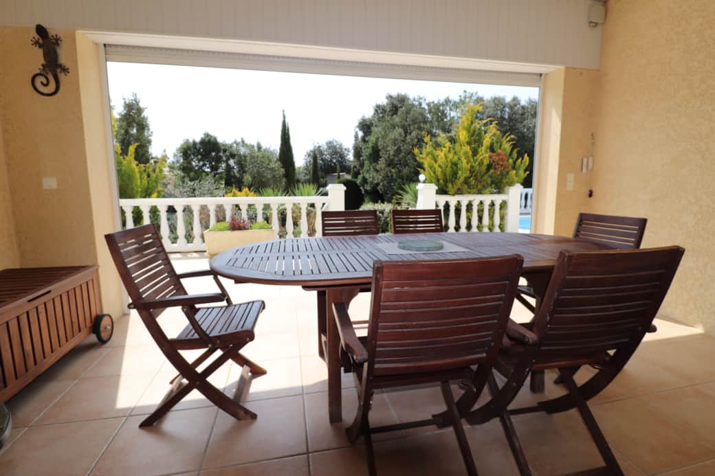 Große überdachte Terrasse mit Markise für Ihre Mahlzeiten im Freien.
