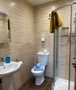 Bathroom - Powerful Shower, WC, & Basin