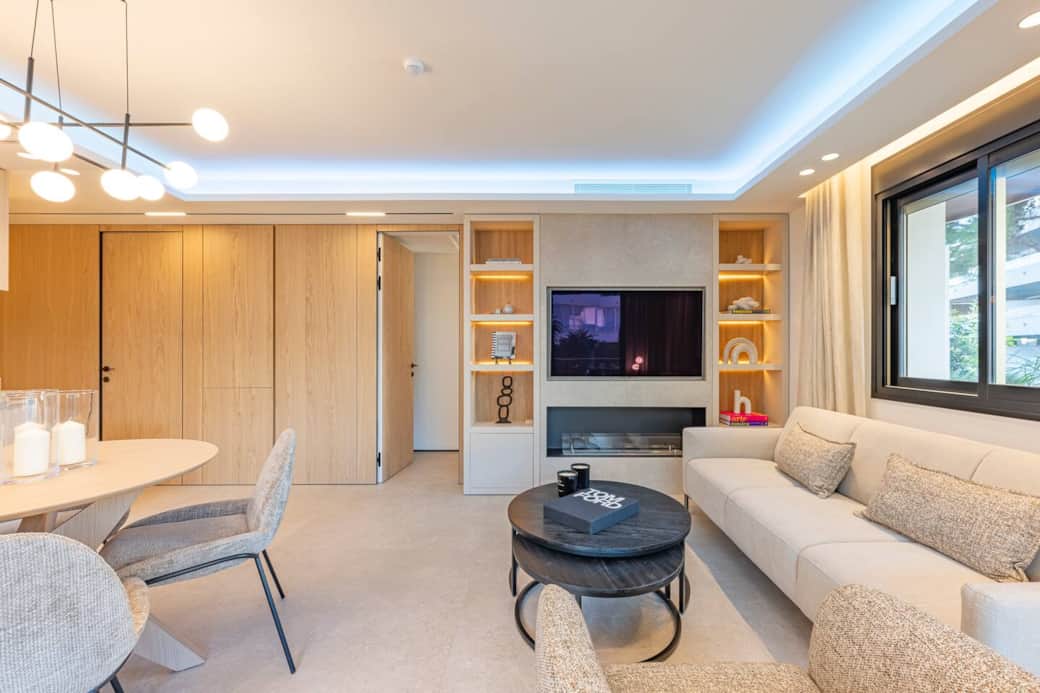 Experience the fluidity of an open space that unites the living and dining rooms. Enjoy dinner under designer lighting or relax on the comfortable sofa by the fireplace. A modern, elegant, and cozy atmosphere, perfect for socializing or finding a moment of peace.