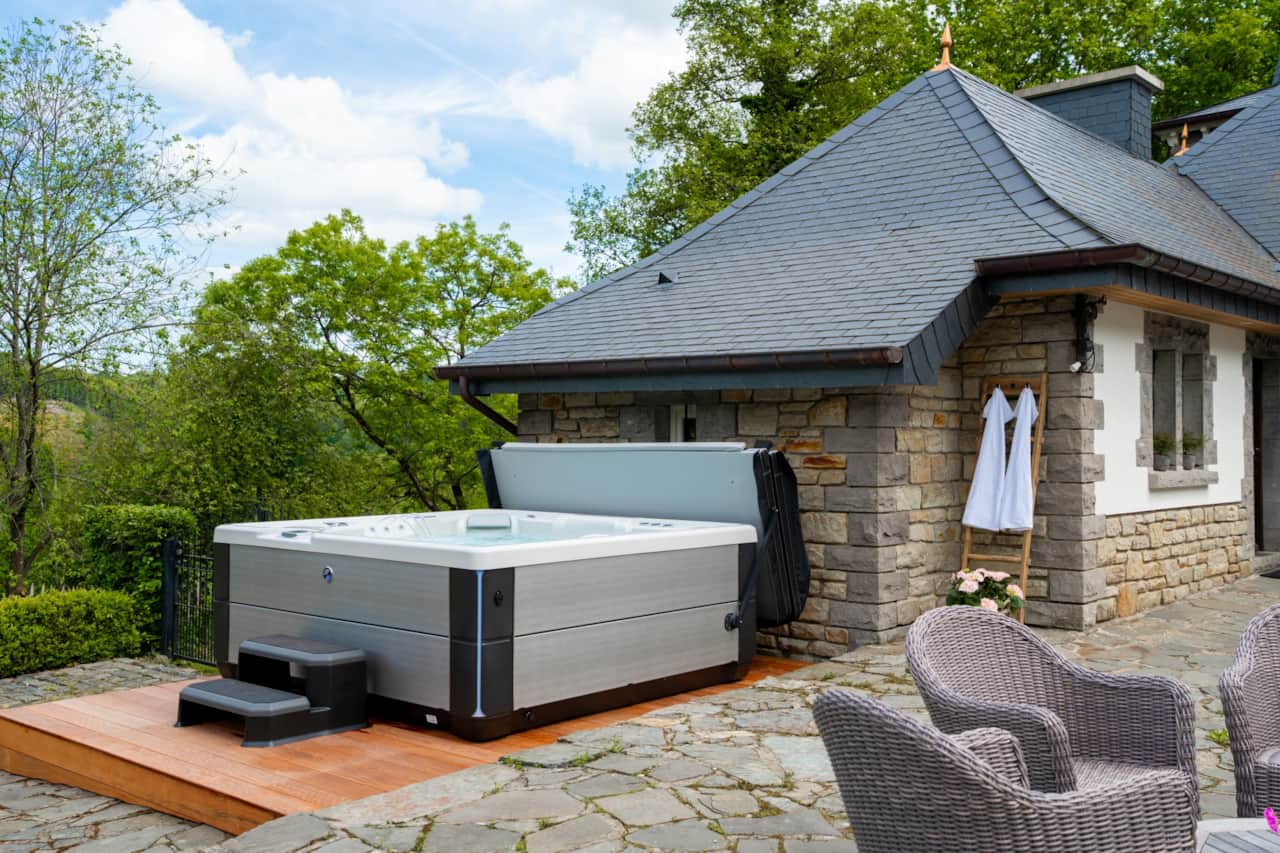 Outdoor jacuzzi beside Le Châtelet