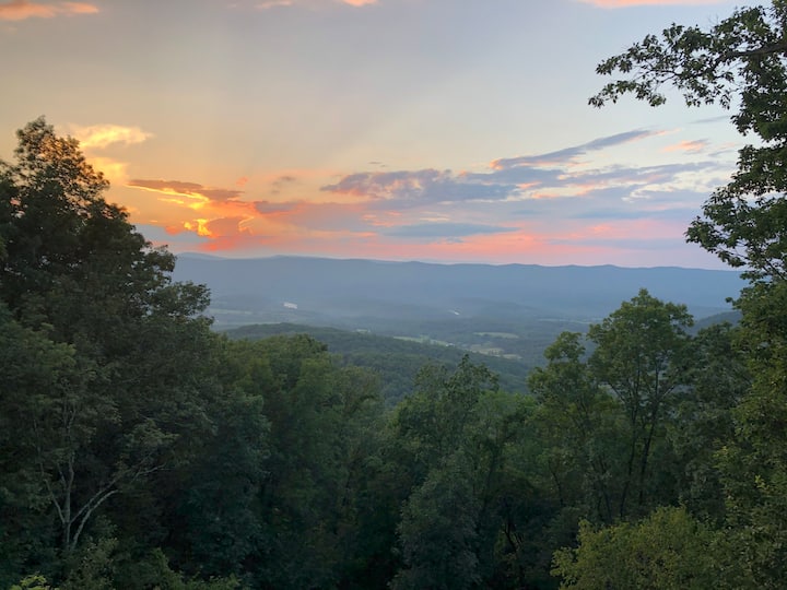 Unwind with a view: this cabin offers a great vantage point for sunsets that will leave you in awe.