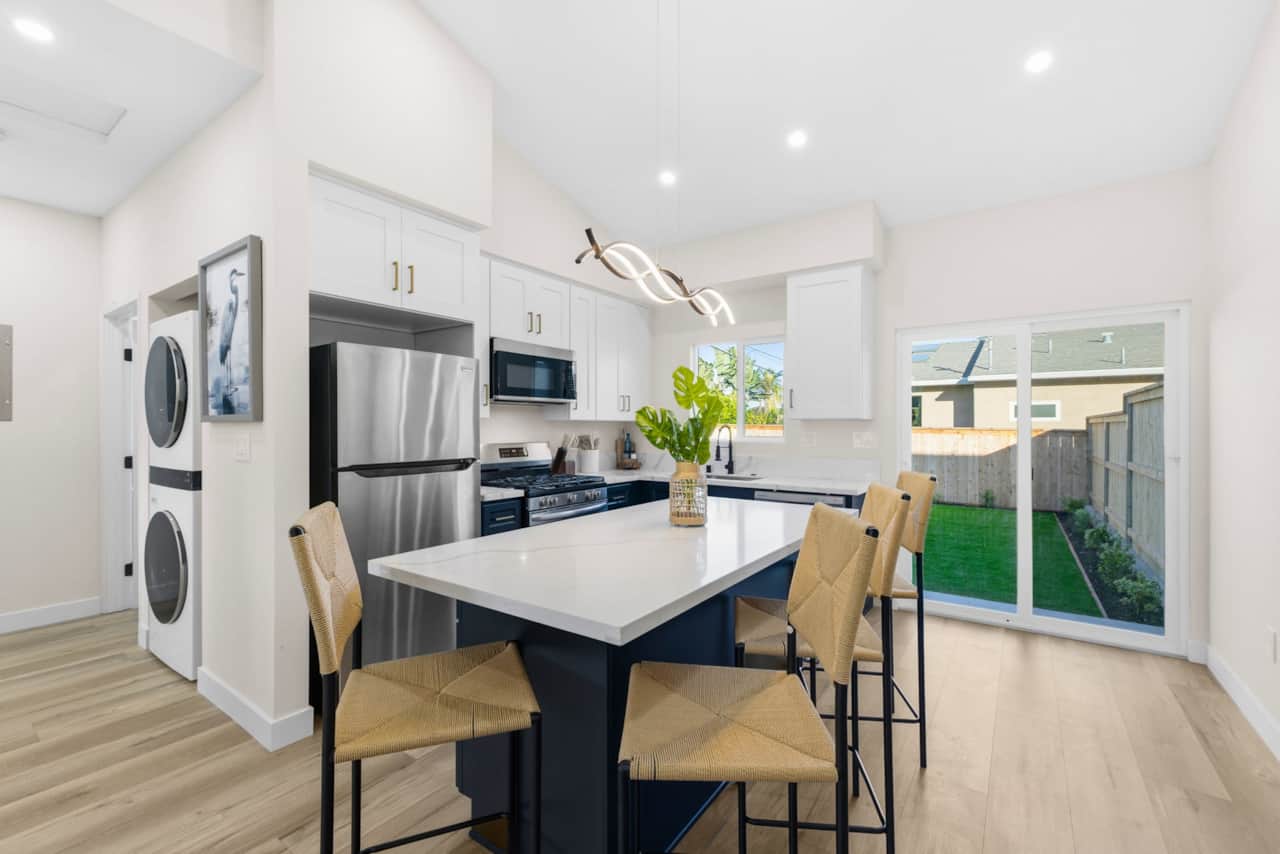 Breakfast Bar - Modern Kitchen