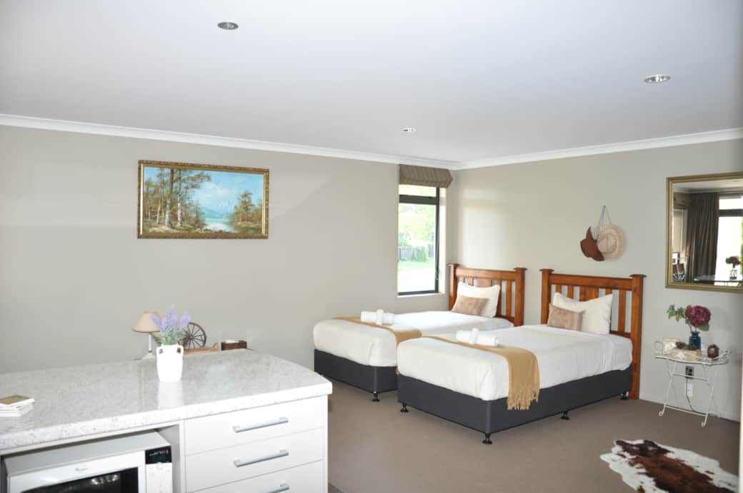 Living room - twin beds and decoration