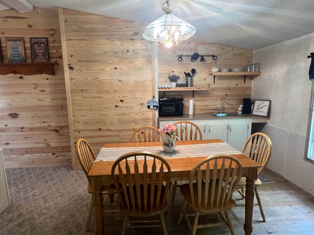 Kitchen & dining area