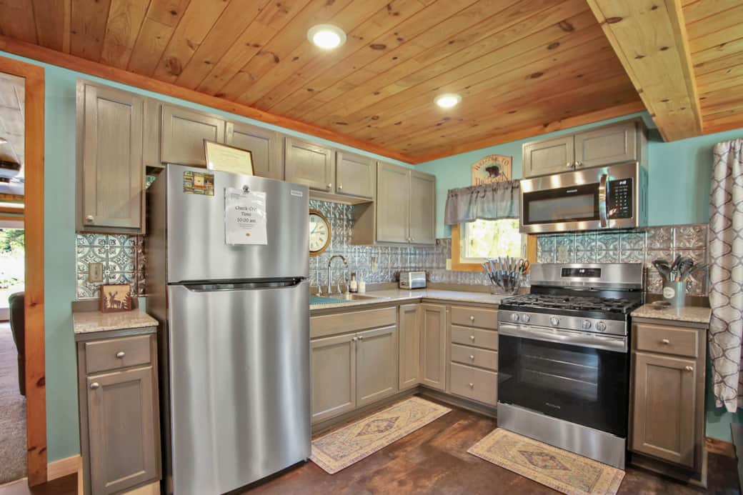 Pots/pans/baking sheets/ 1 crockpot / 1 blender