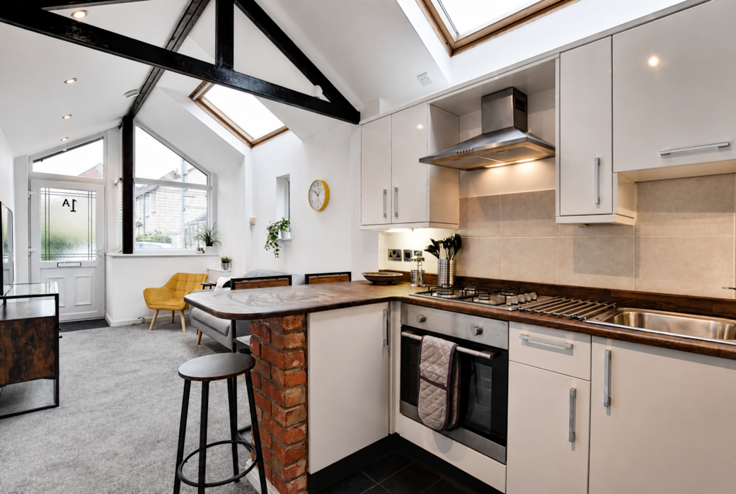 Fully equipt kitchen with breakfast bar Fully equipt kitchen with breakfast bar
