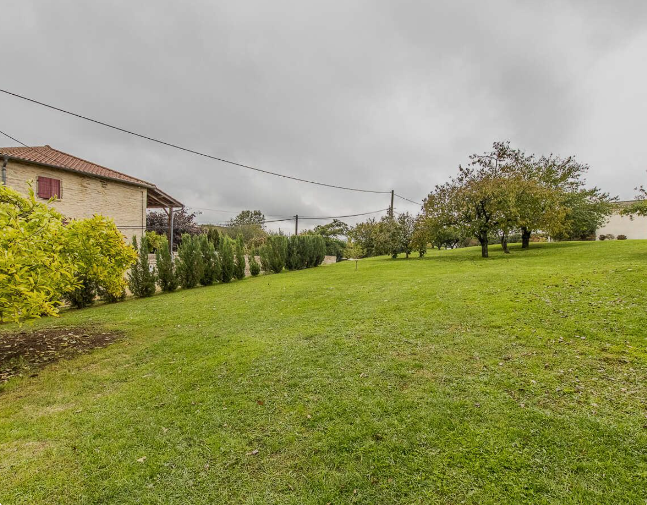 Espace vert gite les Sarmentelles Peronne Sud Bourgogne