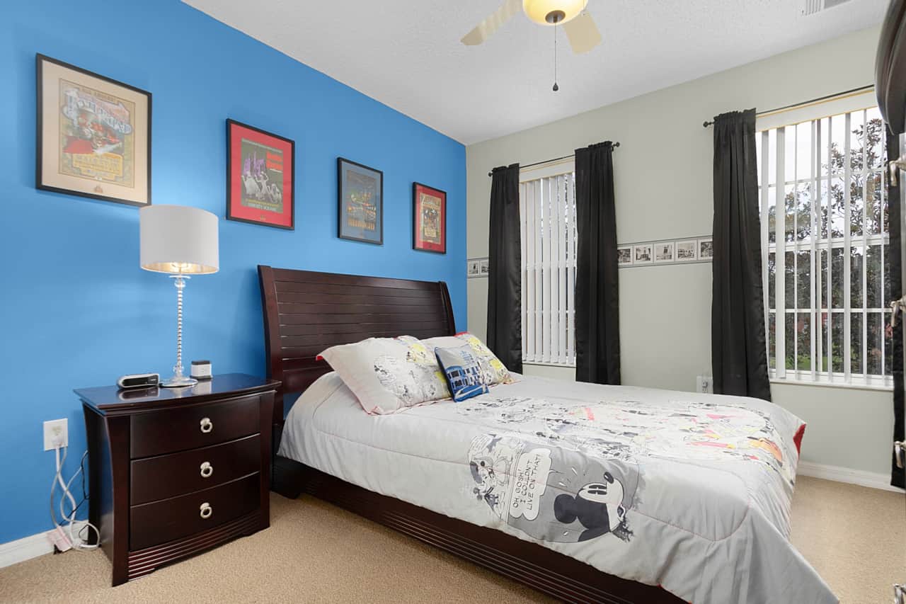 Queen bedroom - Mickey's Disney Hideaway